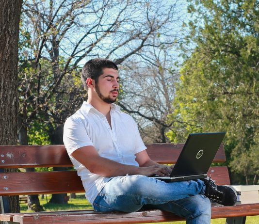 Che cosa sono i siti web comparatori online e a cosa servono ragazzo con notebook al parco