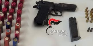 Napoli, Carabinieri trovano pistola e droga in un bidone a Secondigliano