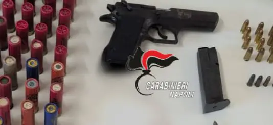 Napoli, Carabinieri trovano pistola e droga in un bidone a Secondigliano