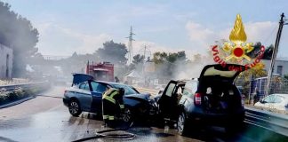 Incidente stradale sulla Palermo-Sciacca, due auto a fuoco e 4 feriti