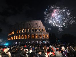 Italia: le foto dei fuochi d’artificio a Roma per celebrare Capodanno (1)