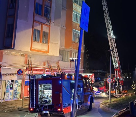 Incendio nella notte nel grattacielo di Ferrara, Torre B dichiarata inagibile. Oltre 80 sfollati al Palapalestre