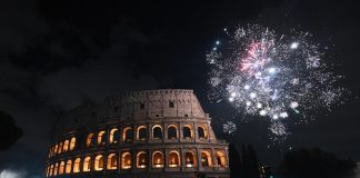 Italia: le foto dei fuochi d’artificio a Roma per celebrare Capodanno (1)