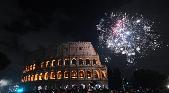 Italia: le foto dei fuochi d’artificio a Roma per celebrare Capodanno (1)