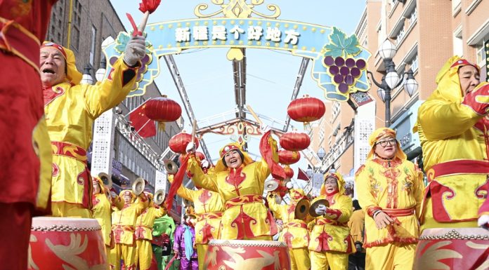 Cina: celebrazioni di Capodanno al Xinjiang International Grand Bazaar (1)