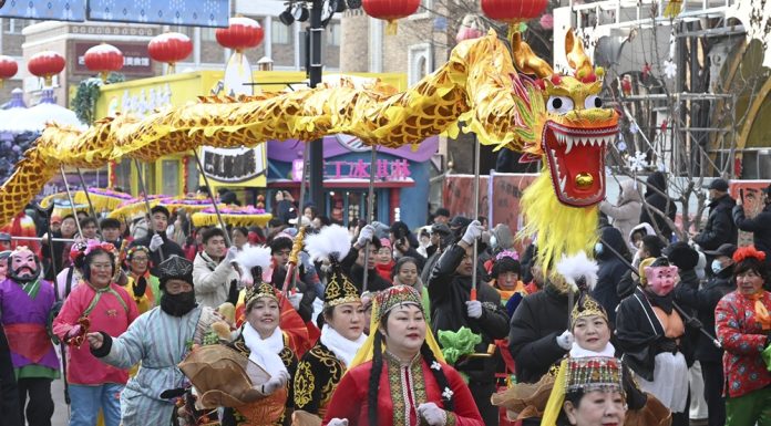 Cina: celebrazioni di Capodanno al Xinjiang International Grand Bazaar (2)