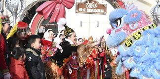 Cina: celebrazioni di Capodanno al Xinjiang International Grand Bazaar (3)