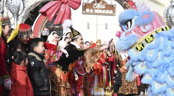 Cina: celebrazioni di Capodanno al Xinjiang International Grand Bazaar (3)