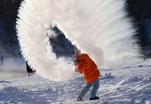 Cina: Mongolia Interna, turismo invernale sul fiume Halha ad Arxan (1)