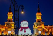 Cina: Harbin attira turisti con il suo iconico gigante di neve (1)