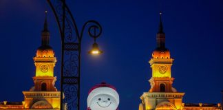 Cina: Harbin attira turisti con il suo iconico gigante di neve (1)