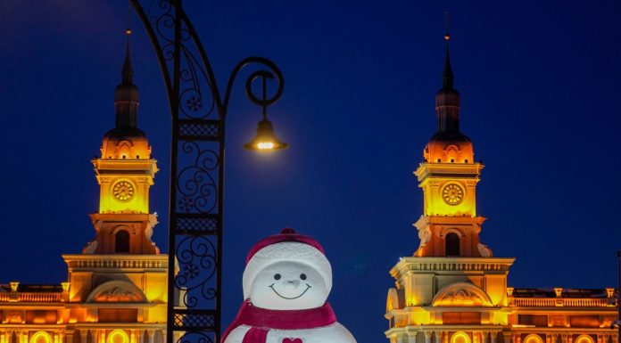 Cina: Harbin attira turisti con il suo iconico gigante di neve (1)
