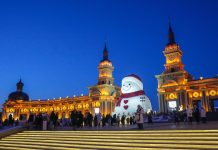 Cina: Harbin attira turisti con il suo iconico gigante di neve (2)
