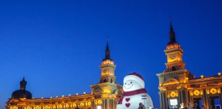 Cina: Harbin attira turisti con il suo iconico gigante di neve (2)