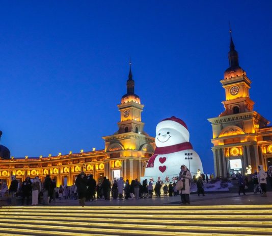 Cina: Harbin attira turisti con il suo iconico gigante di neve (2)