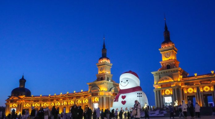 Cina: Harbin attira turisti con il suo iconico gigante di neve (2)