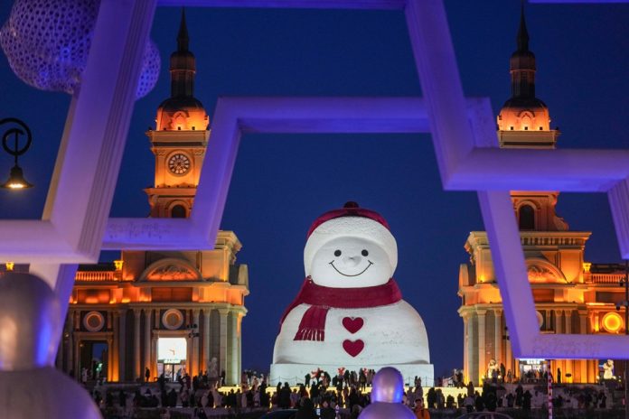 CHINA-HEILONGJIANG-HARBIN-GIANT SNOWMAN (CN)