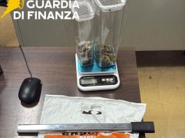 Controlli della Guardia di Finanza nel Napoletano: sequestro di armi e droga, due denunciati