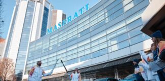 La nuova Maserati Grecale Cristallo saluta il passaggio della Fiamma Olimpica