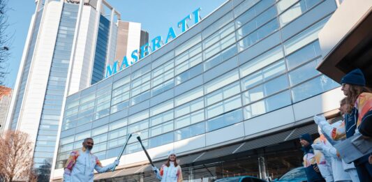 La nuova Maserati Grecale Cristallo saluta il passaggio della Fiamma Olimpica