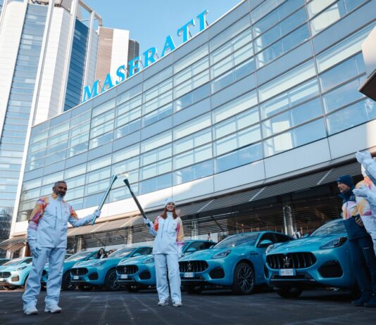 La nuova Maserati Grecale Cristallo saluta il passaggio della Fiamma Olimpica