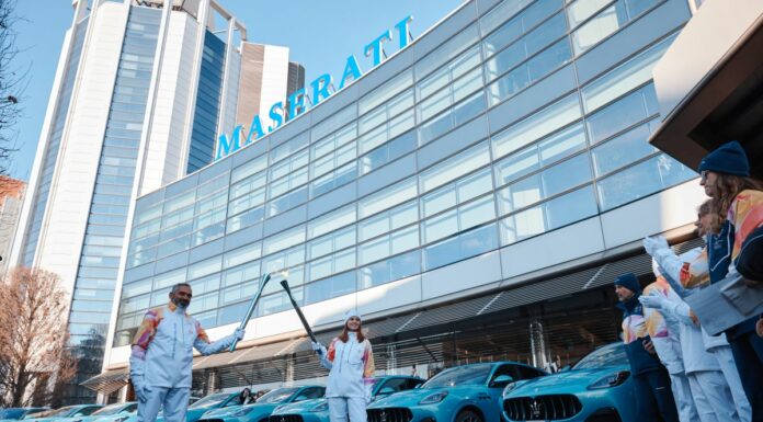 La nuova Maserati Grecale Cristallo saluta il passaggio della Fiamma Olimpica