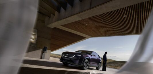 La nuova mazda CX-6e svelata al Salone di Bruxelles