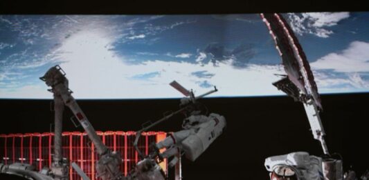 Cina, esperimenti e addestramento in orbita per gli astronauti di Shenzhou-21