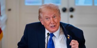 ترامب يدعو الإيرانيين لمواصلة الاحتجاج