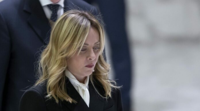 Premier Meloni visita il cimitero di Seul “Fianco a fianco per libertà e pace”