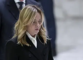 Meloni “Il mondo ha visto l’abisso della Shoah. Condanniamo la complicità del fascismo, leggi razziali una pagina buia della storia italiana”