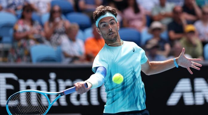 Musetti avanti a Melbourne, sarà derby con Sonego. Out Cocciaretto