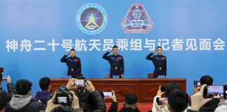 Cina, conferite medaglie ai tre astronauti della missione Shenzou-20