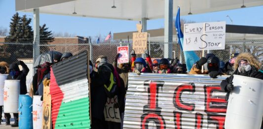 Minneapolis, uomo ucciso da agenti federali, governatore e sindaco “Trump ritiri ICE”