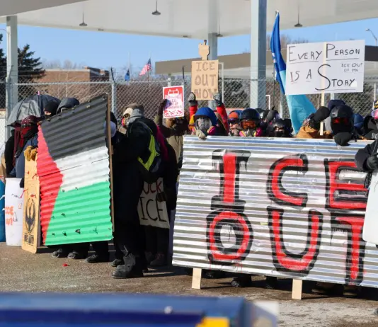 Minneapolis, uomo ucciso da agenti federali, governatore Walz “Trump ritiri ICE”