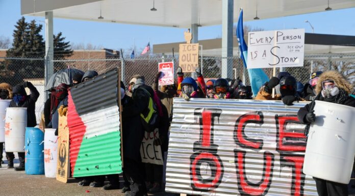 Minneapolis, uomo ucciso da agenti federali, governatore e sindaco “Trump ritiri ICE”