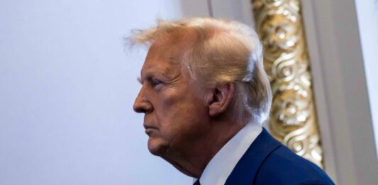 Trump minaccia l’Iran: “Pronta una imponente armata, il tempo stringe”. L’esercito di Teheran integra 1000 nuovi droni strategici