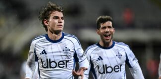 Il Como vince 3-1 in rimonta a Firenze, ai quarti contro il Napoli