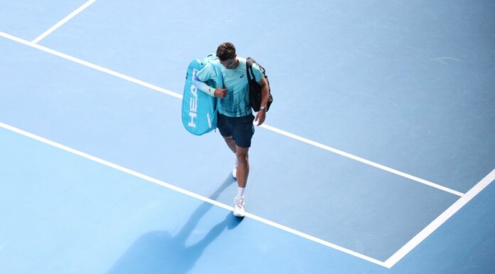 Sfortuna Musetti, vince i primi due set con Djokovic ma poi si ritira