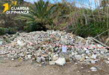 Discarica abusiva di 300 mq a Ischia, sequestri e denunce