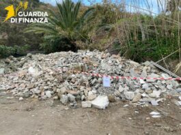 Discarica abusiva di 300 mq a Ischia, sequestri e denunce