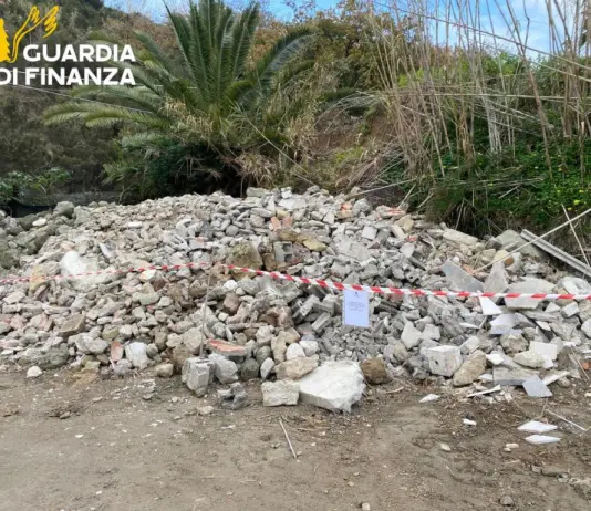 Discarica abusiva di 300 mq a Ischia, sequestri e denunce