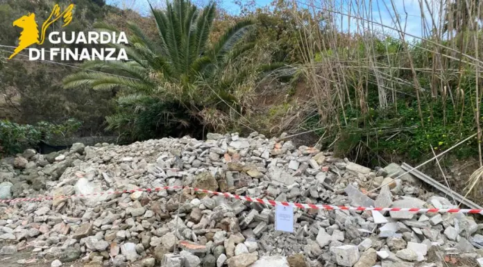 Discarica abusiva di 300 mq a Ischia, sequestri e denunce