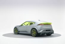 Hyundai IONIQ 3 debutta tra le berline elettriche compatte