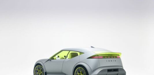 Hyundai IONIQ 3 debutta tra le berline elettriche compatte