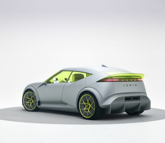 Hyundai IONIQ 3 debutta tra le berline elettriche compatte