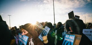 In migliaia a Minneapolis contro Ice, appare a sorpresa Bruce Springsteen