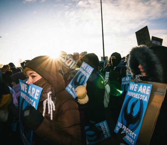 In migliaia a Minneapolis contro Ice, appare a sorpresa Bruce Springsteen