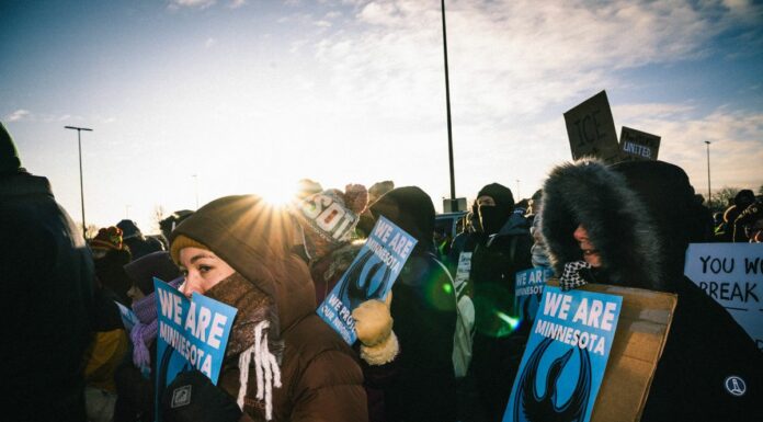 In migliaia a Minneapolis contro Ice, appare a sorpresa Bruce Springsteen