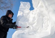 Cina: Harbin ospita gara di sculture di neve con artisti da 13 Paesi (1)